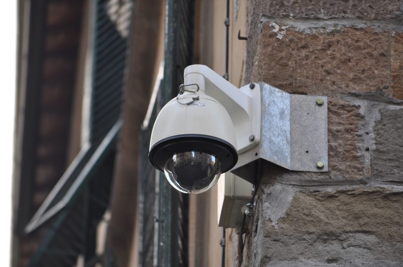 Sigurnosna kamera treba biti postavljena ispred ulaza u smještaj ne u samom smještaju