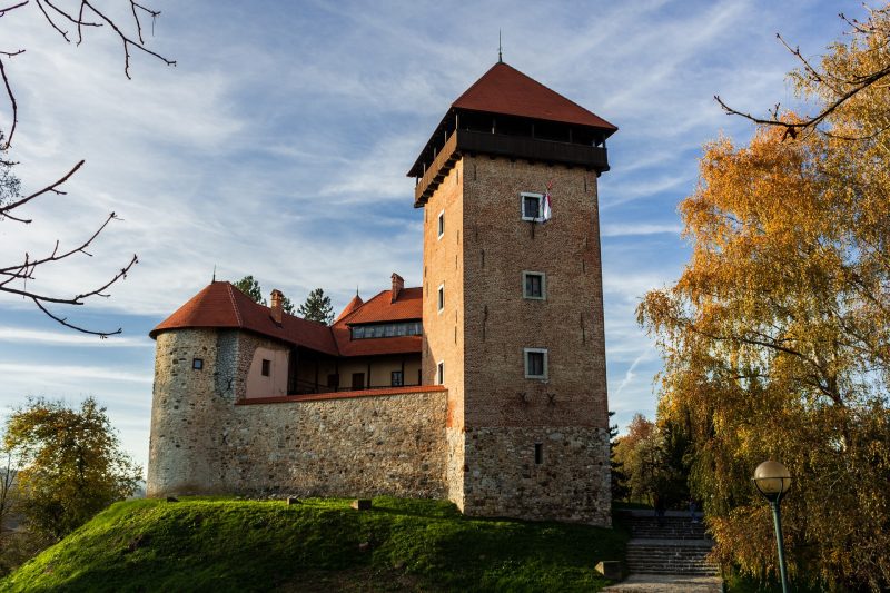 Stari grad Dubovac nalazi se u Karlovačkoj županiji
