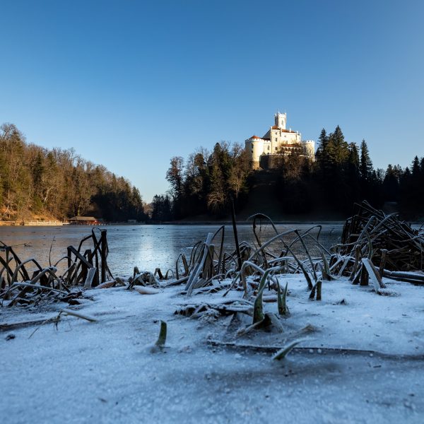 Tijekom zime jezero ispred dvorca Trakošćan se zaledi