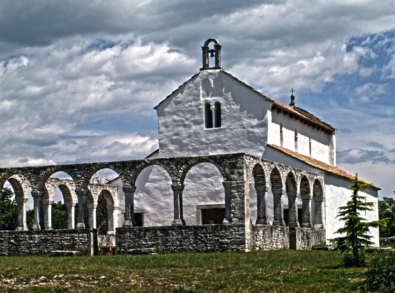 Neobična crkva sv. Foške u Istri