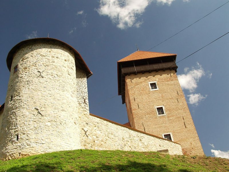 Dubovac je utvrda smještena na brdu iznad Karlovca