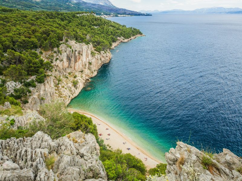 Pješčane plaže u Makarskoj: Gdje ih pronaći? 3 pjescane plaze u makarskoj