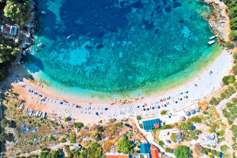 Pogled iz zraka na plažu otoka Korčule u uvali Pupnatska Luka