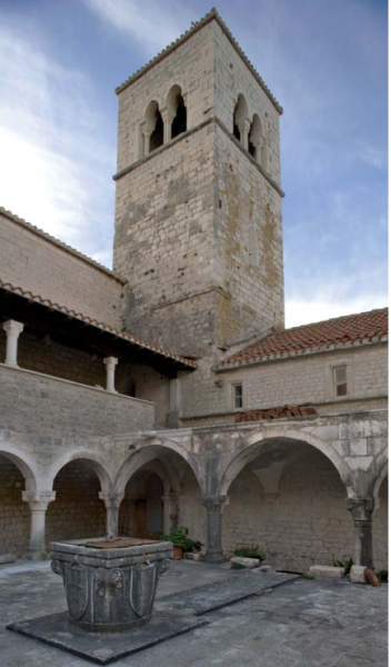 U mjestu Arbanija nalazi se samostan sv. Križa